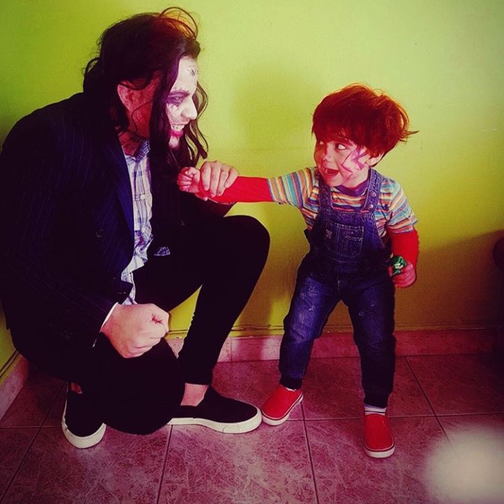 <p>Ketika Chucky berpose dengan Joker. (Foto: Instagram @harley_quenn93)</p>