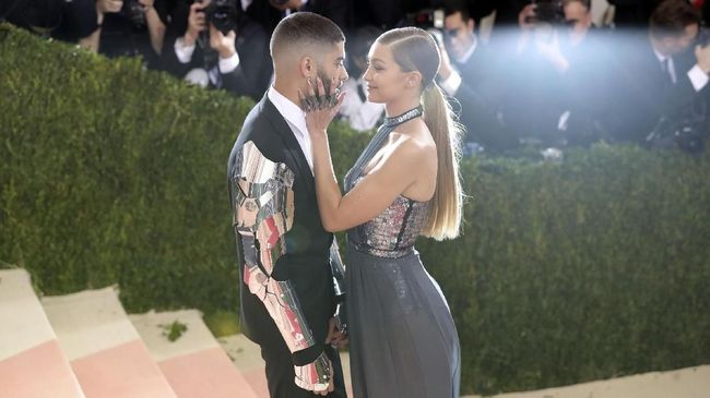 Gigi Hadid melahirkan anak perempuan, Zayn Malik mengumumkan di akun Twittter tentang kelahiran anak pertama mereka.