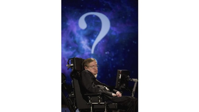 Sosok ahli fisika dan kosmologi Stephen Hawking tak bisa dilepaskan dari sejumlah teori kontroversialnya. Berikut beberapa teori yang sempat dicetuskannya.