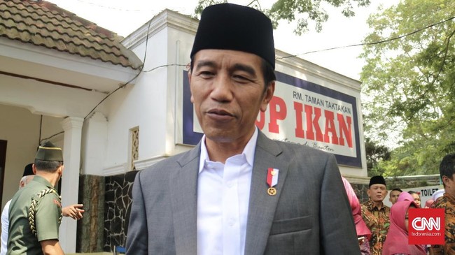 Jokowi hanya tertawa ketika ditanya wartawan soal iklan di bioskop. Dia mengatakan iklan tersebut sesuai Undang-Undang.