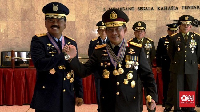 Panglima TNI Marsekal Hadi Tjahjanto dan Kapolri Jenderal Tito Karnavian diganjar bintang kehormatan dari tiap matra TNI berdasarkan keputusan Presiden Jokowi.