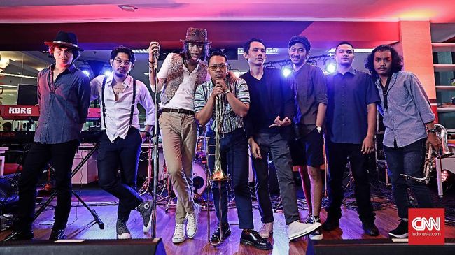 Lagu-lagu Sisitipsi terdengar sedikit nakal bagi sebagian orang. Ada lirik tentang alkohol dan mahasiswa yang tak kunjung selesai kuliah.