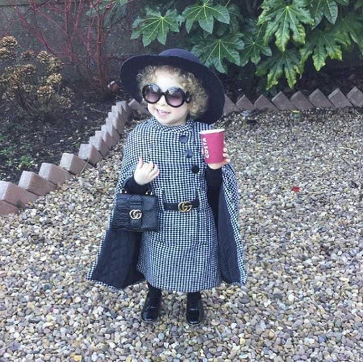 <p>Duh, mau ke mana sih nona cilik ini? (Foto: Instagram @along_came_hollie)</p>