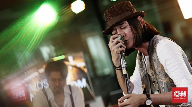 Vokalis band Sisitipsi Fauzan Lubis disebut mengenal ganja sejak 2010 dan rutin nyabu pada 2014 hingga 2019.