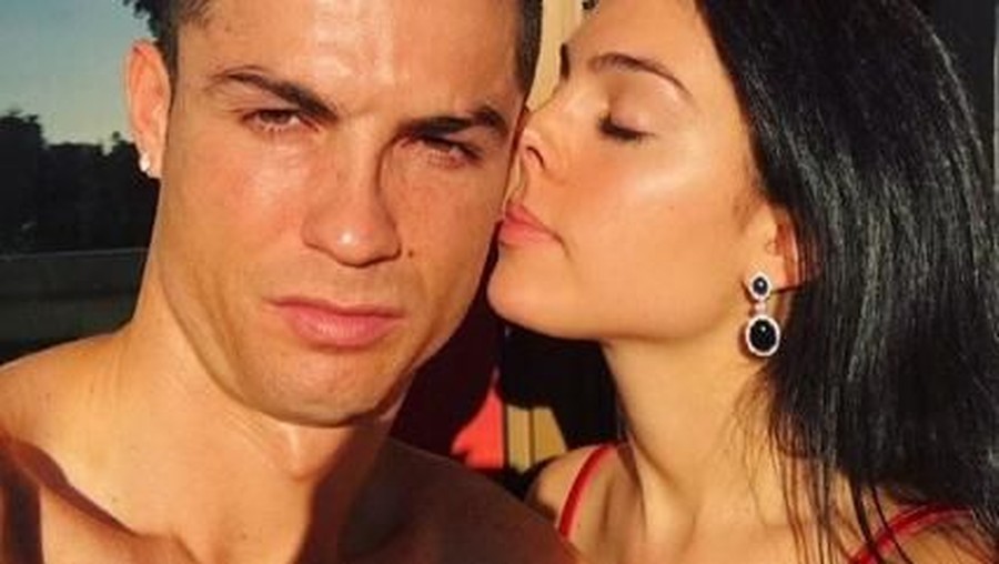 Mau apa pun, Cristiano Ronaldo bisa beli. Dengan gaji nyaris setengah triliun permusimnya di Juventus, ia bisa memboyong apapun.