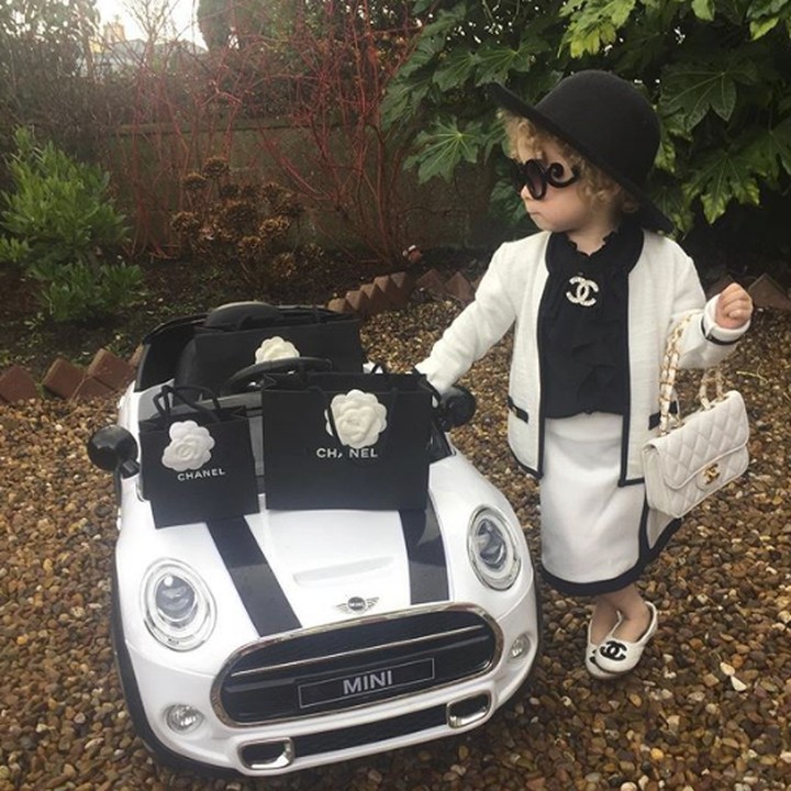 <p>Lagaknya seperti model sungguhan ya, Bun? (Foto: Instagram @along_came_hollie)</p>