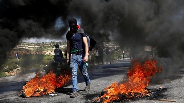 img-title Pemuda Palestina Manfaatkan Bangunan yang Dibom Israel jadi Arena Parkour