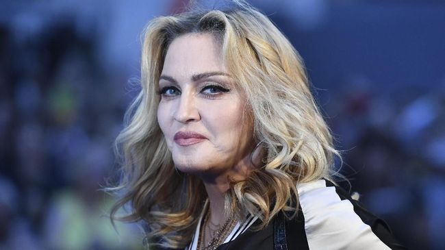 Madonna berpikir bahwa seorang seleb harus membuat kontroversi bila ingin memiliki karier di era saat ini.