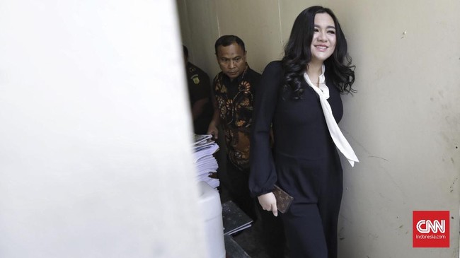 Vicky Shu diwajibkan menjadi presenter yang mendokumentasi jemaah umrah First Travel selama menjalani umrah gratis di Arab Saudi.
