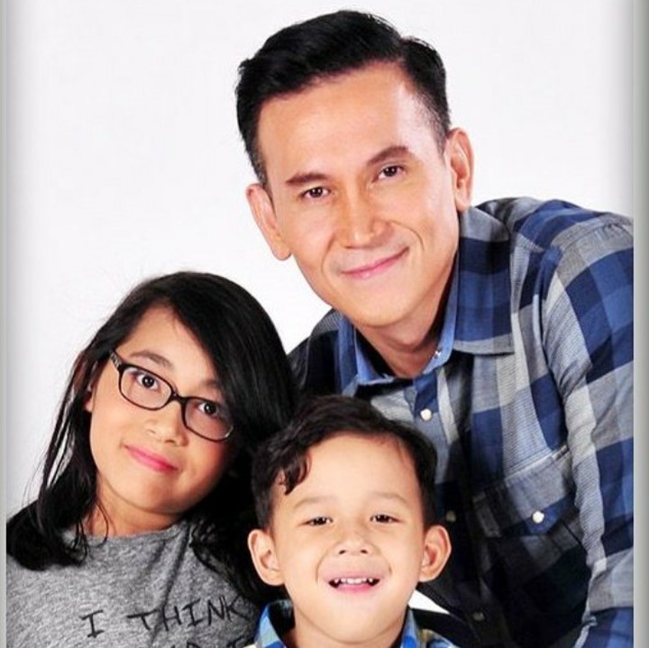 <p>Foto studio bersama bareng ayah nih. (Foto: Instagram @marcelinolefrandt)</p>