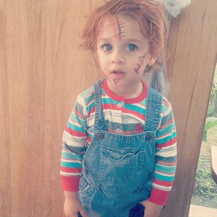<p>'Boneka' Chucky-nya lagi bengong nih. He-he. (Foto: Instagram @anyurazetto)</p>
