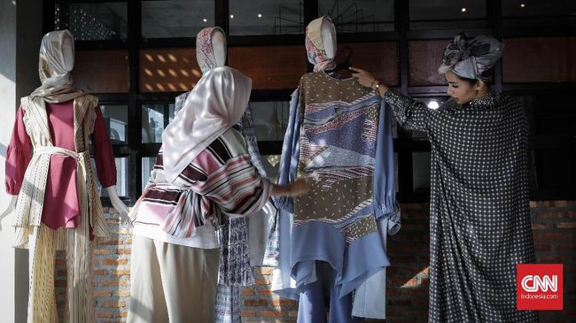 Memadukan busana bermotif sebaiknya memiliki warna yang senada dari atasan hingga bawahan.