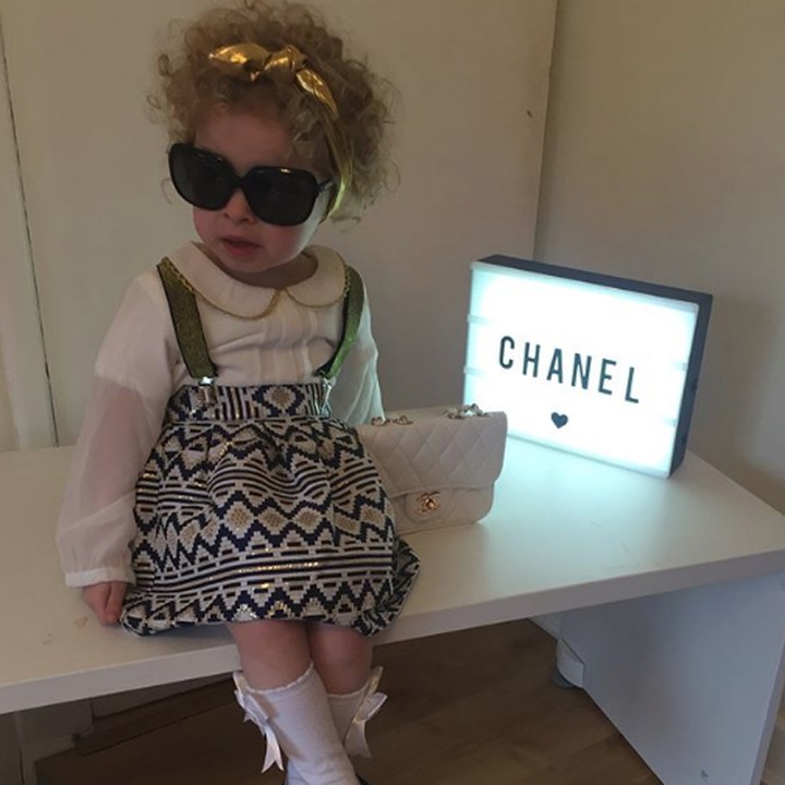 <p>Kata sang ibu, si kecil hafal brand-brand ternama hanya dengan melihat logonya, lho. (Foto: Instagram @along_came_hollie)</p>