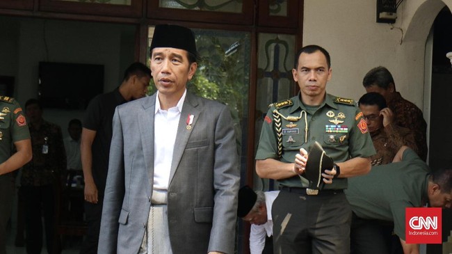 Jokowi merayakan malam tahun baru di Istana bersama personel Paspampres dan pegawai istana sambil menikmati makanan khas kaki lima. 