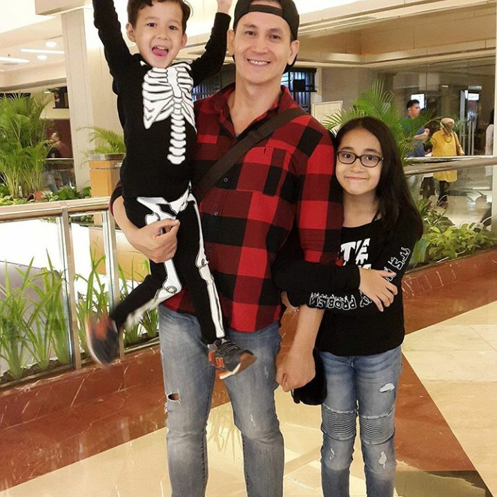 <p>Yeay! Happy banget nih Jarvis dan Brinette saat jalan sama ayahnya. (Foto: Instagram @marcelinolefrandt)</p>