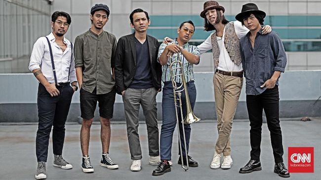 Sisiptisi diawali dari tongkrongan di kampus seni. Judul lagu mereka terkesan negatif, seperti Alkohol, tapi Sisitipsi hanya mencoba bermusik dengan jujur.