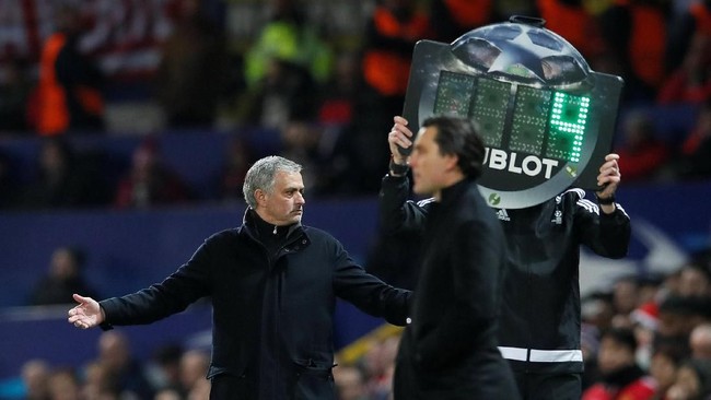 Manajer Manchester United Jose Mourinho mengaku salah usai timnya kalah 1-2 dari Sevilla dan tersingkir di Liga Champions.