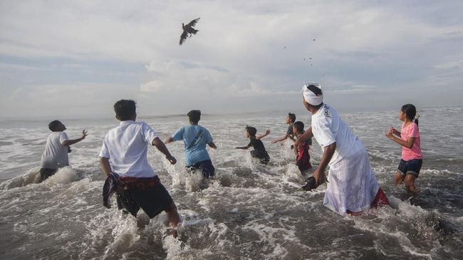 Pantai Melasti menjadi salah satu objek wisata pesisir yang ramai di Bali, karena untuk masuk tak perlu naik turun tangga yang curam.