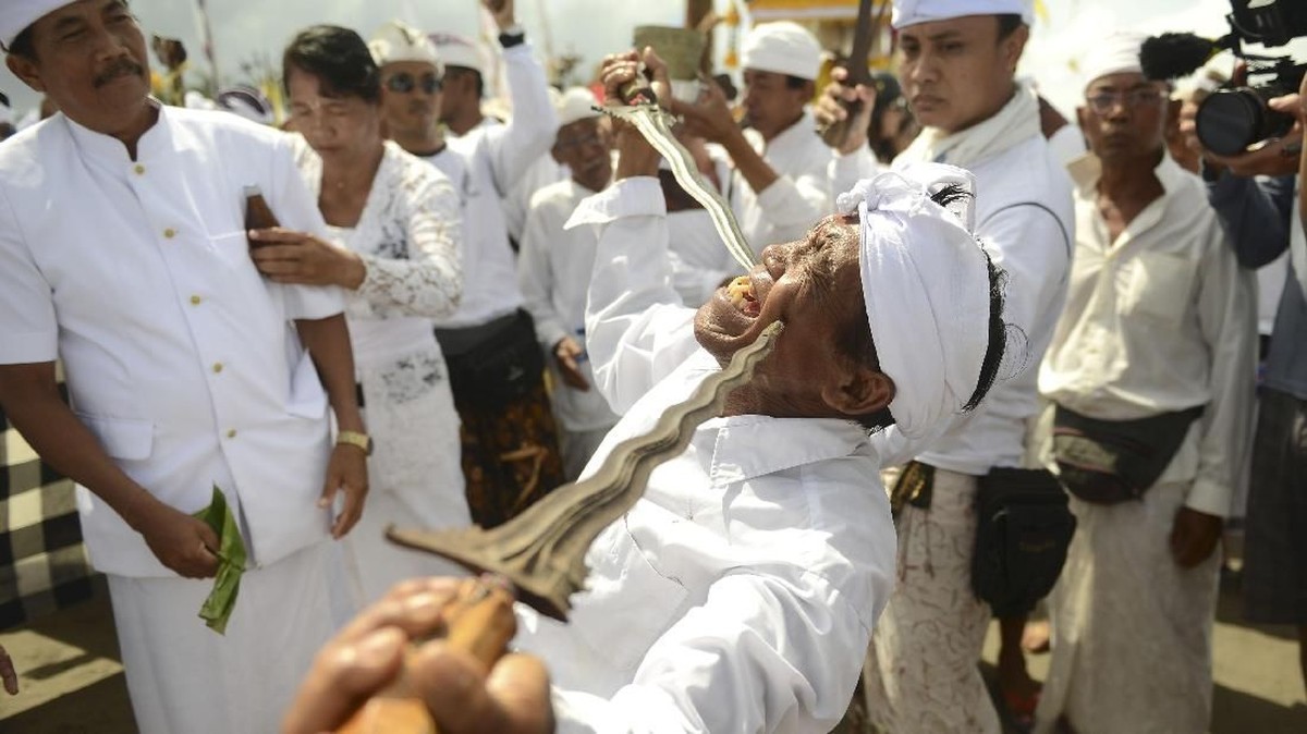 FOTO: Melasti Awali Nyepi di Bali