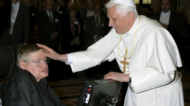 Ahli fisika dan kosmologi Stephen Hawking dikenal lewat salah satu teorinya mengenai lubang hitam dan alam semesta meninggal dunia pada Rabu (14/3) dini hari.