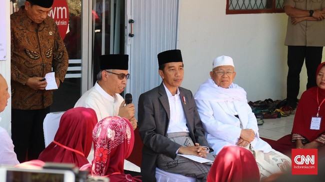 Presiden Joko Widodo meminta Otoritas Jasa Keuangan (OJK) untuk mengkaji kembali aturan terkait jumlah pemberian dana pinjaman melalui Bank Wakaf Mikro.