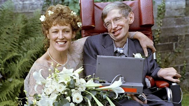 Pascabercerai dengan Jane, Hawking menikah dengan Elaine Mason, namun Mason diduga sebagai orang yang pernah menyiksa Stephen Hawking.