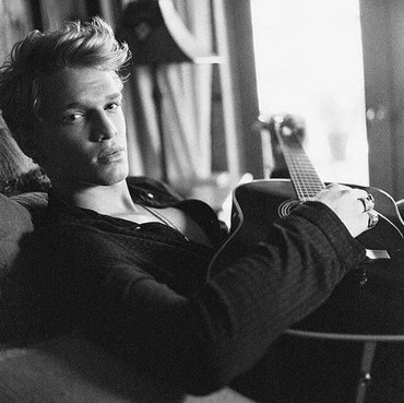 Makin Seksi, Cody Simpson Pamer Otot Lengan dan Rambut Barunya