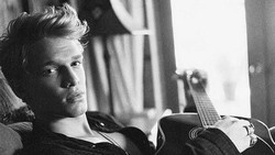 Makin Seksi, Cody Simpson Pamer Otot Lengan dan Rambut Barunya