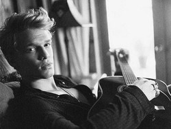 Makin Seksi, Cody Simpson Pamer Otot Lengan dan Rambut Barunya