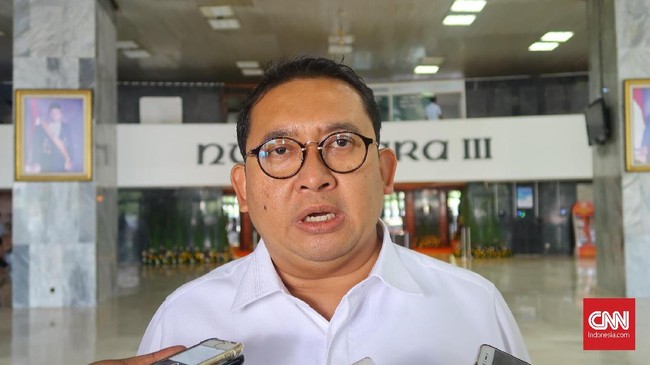 Waketum Partai Gerindra Fadli Zon menuding kabar itu diembuskan oleh pendukung Joko Widodo yang khawatir dengan pamor Prabowo saat ini.