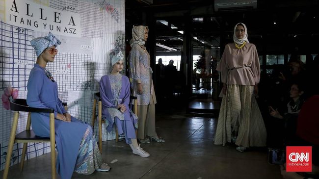 Desainer Itang Yunasz kembali menghadirkan koleksi terbarunya yang ia beri tajuk 'Soft City', dengan 14 busana yang didominasi ragam corak.