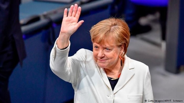 Menteri dalam negeri Jerman menolak salaman dengan Kanselir Angela Merkel. Ini terkait virus corona yang bisa menyebar lewat tangan, Bun.