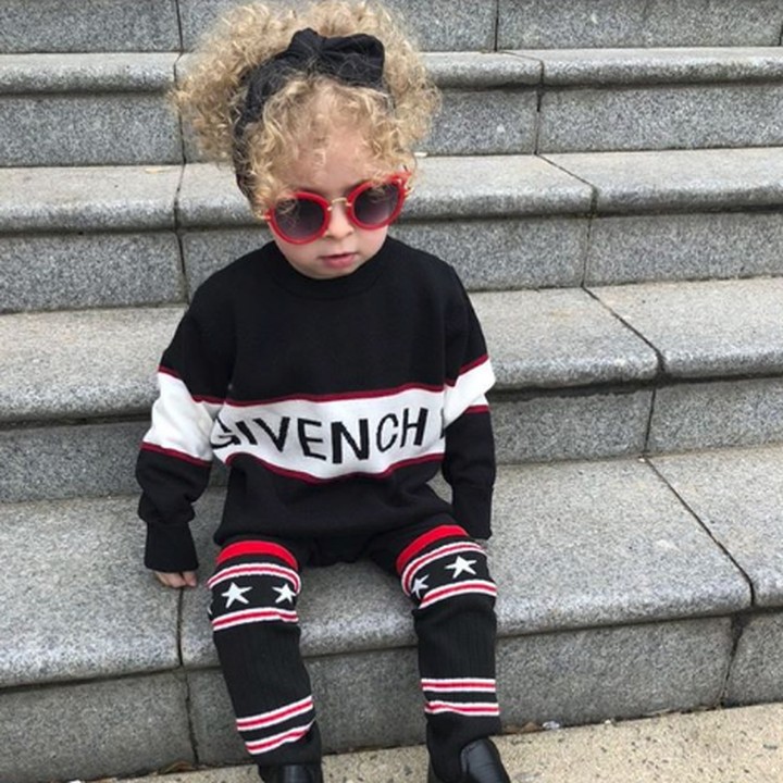 <p>Lihat deh, Bun. Stylish banget ya anak ini, pakai sweater dari brand ternama, Givenchy. (Foto: Instagram @along_came_hollie)</p>