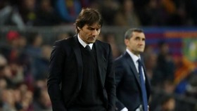 Frustrasi Kalah dari Tottenham, Conte Tendang Botol Air Minum