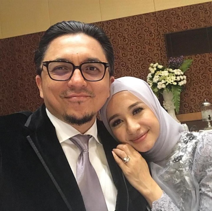 <p>Selama menikah dengan Engku Emran, Laudya Cynthia Bella diketahui bolak-balik Jakarta-Kuala Lumpur untuk menjalankan bisnisnya. Engku Emran juga mendukungnya untuk berbisnis.</p>