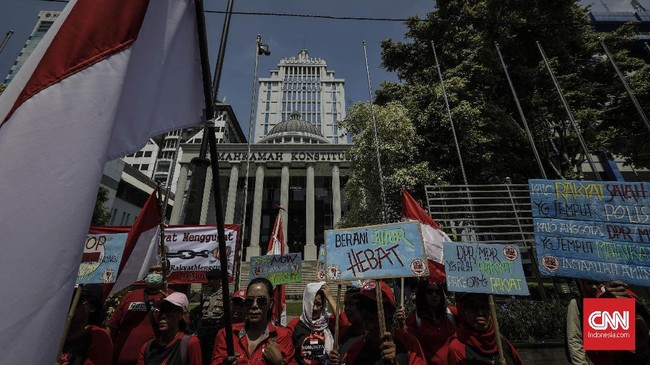 MK mengabulkan gugatan beberapa pasal dalam UU MD3 yang bisa memanggil paksa orang yang merendahkan atau mengkritik DPR.