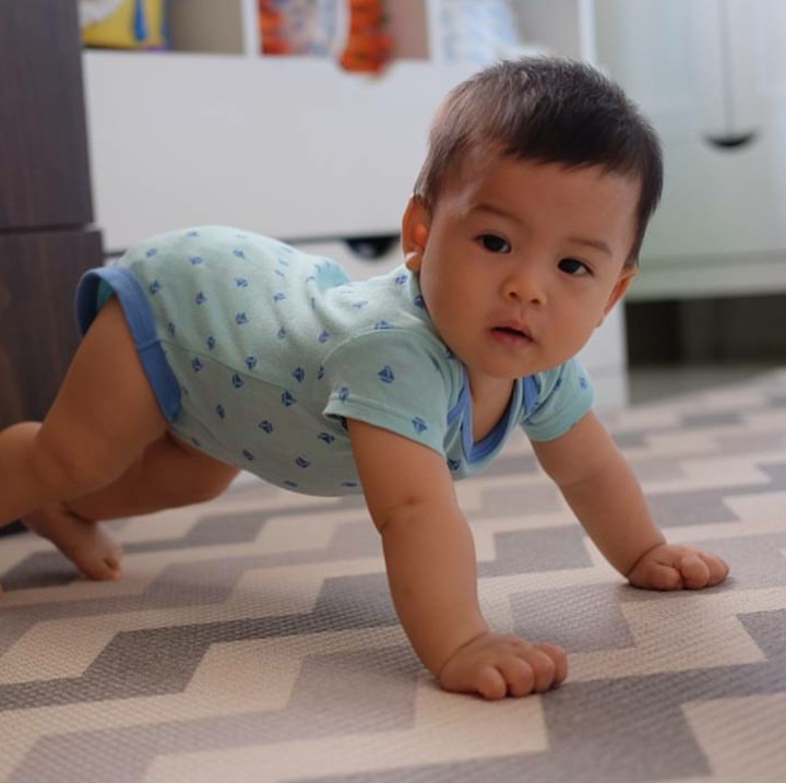 <p>Bocah yang menggemaskan ini adalah putra dari Bunda Tya Ariestya. (Foto: Instagram/kanakaratinggang)</p>