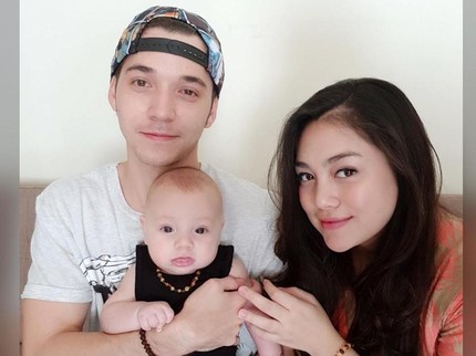 10 Kisah Selebritis yang Tumbuh di Keluarga Beda Agama