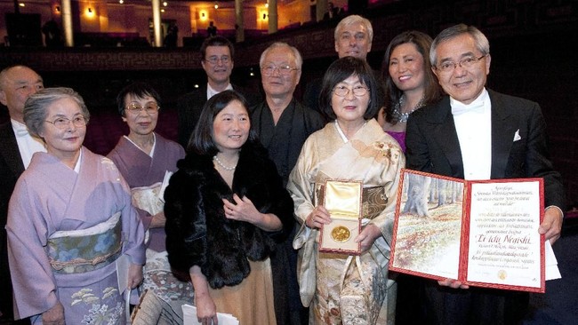 Ahli kimia Jepang penerima hadiah Nobel ditemukan berkeliaran di pedesaan Illinois Utara, Amerika Serikat. Jasad istrinya ditemukan tak jauh darinya.