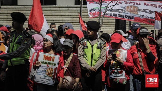 Anggota DPR dari fraksi NasDem menyatakan meski kini resmi berlaku, UU MD3 tampak rapuh karena tak ditandatangani presiden dan banyak penolakan dari rakyat.