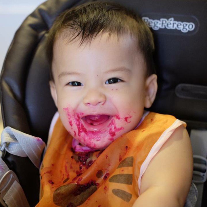 <p>Senyumnya menggemaskan sih, tapi sini lap dulu mulutnya, Nak. He-he-he. (Foto: Instagram/kanakaratinggang)</p>
