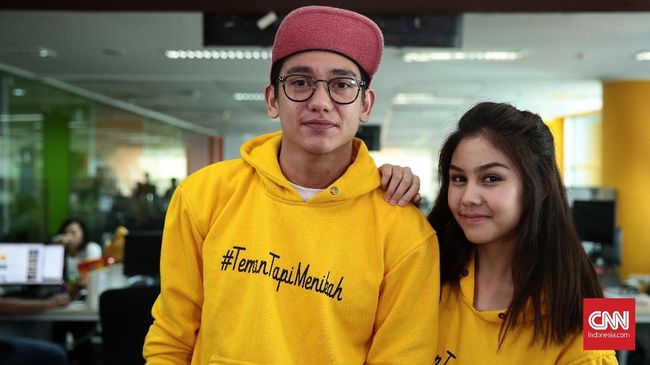 Pemeran utama film Teman Tapi Menikah, Adipati Dolken dan Vanesha Prescilla, menangis usai menonton gelaran perdana film tersebut pada Sabtu (25/3) malam.
