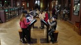 FOTO: Mengenal Kisah Ibu Bumi di Tengah Paris Di tepi Sungai Seine yang membelah kota Paris, berdiri The French National Museum of Natural History mengisahkan perjalanan ibu Bumi menaungi kehidupan manusia.