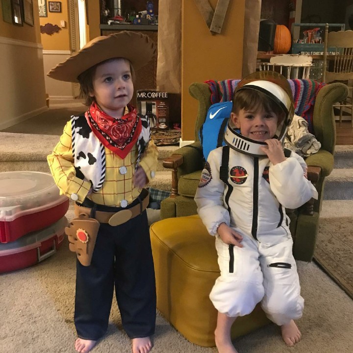 <p>Woody dan kawannya, Buzz Lightyear, dari Toy Story ini kayaknya lagi asyik sendiri. (Foto: Instagram/eag2n)</p>