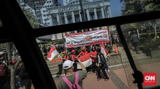 Mahasiswa menggugat Undang-Undang No 17 tentang MPR, DPR, dan DPRD (UU MD3) ke MK meminta rakyat selaku konstituen dapat memberhentikan anggota DPR RI.