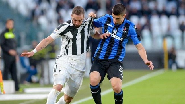 Juventus berhasil perlebar jarak dengan Napoli di klasemen Serie A usai menang atas Atalanta di Stadion Allianz, Rabu (14/3).