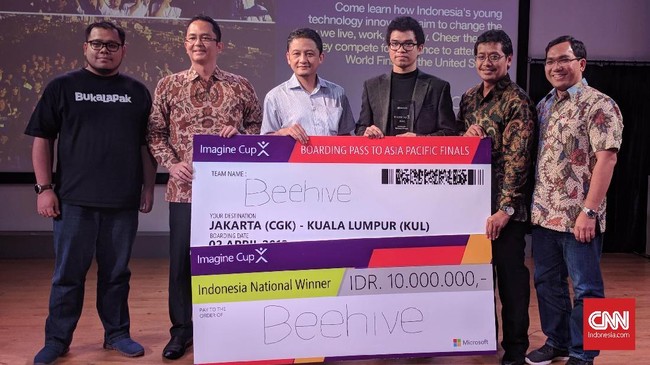 Beehives Drones, nama tim sang pemenang, menciptakan drone khusus yang bergerak di bidang pertanian.
