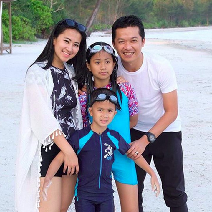 <p>Waktunya menikmati liburan di pantai bersama keluarga tercinta. (Foto: Instagram/ @th_natanayo)  </p>