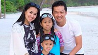 <p>Waktunya menikmati liburan di pantai bersama keluarga tercinta. (Foto: Instagram/ @th_natanayo)  </p>