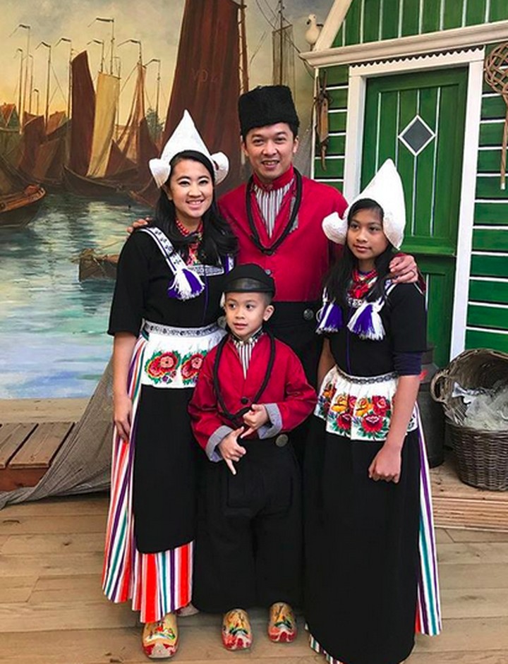Hampir 12 tahun menikah dengan Ami Gumelar dan punya 2 anak, keluarga Taufik Hidayat makin kompak dan harmonis.